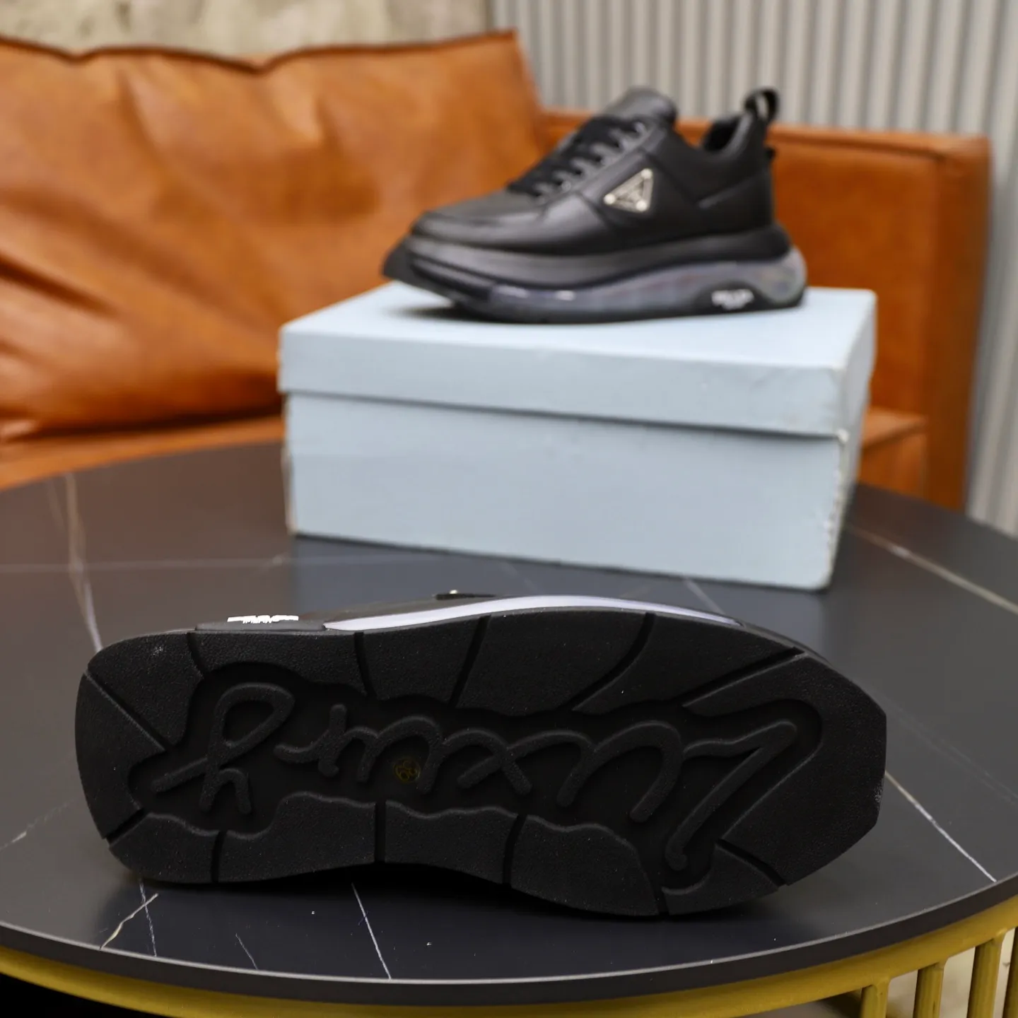 Ex-factory price: 640 💰Prada/Prada Men's casual delivery, using imported cowhide leather upper, Prada triangle logo, lambskin lining, original air cushion bottom, rubber sewing technology, rubber bottom layer, excellent shock absorption effect, comfortable on the feet! Size: 39-44 (45, 46 customized)